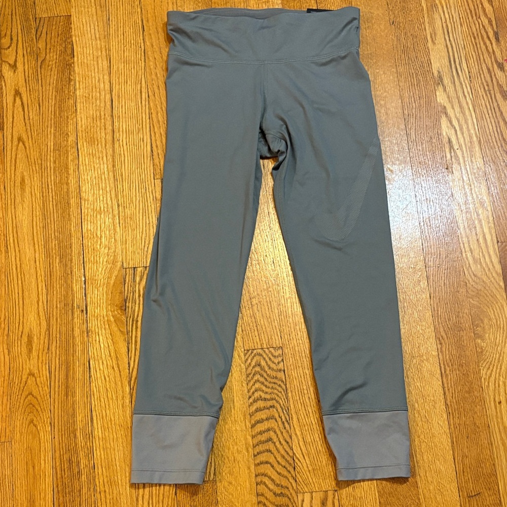 Nike Grey Women’s Dry Fit Leggings🩵